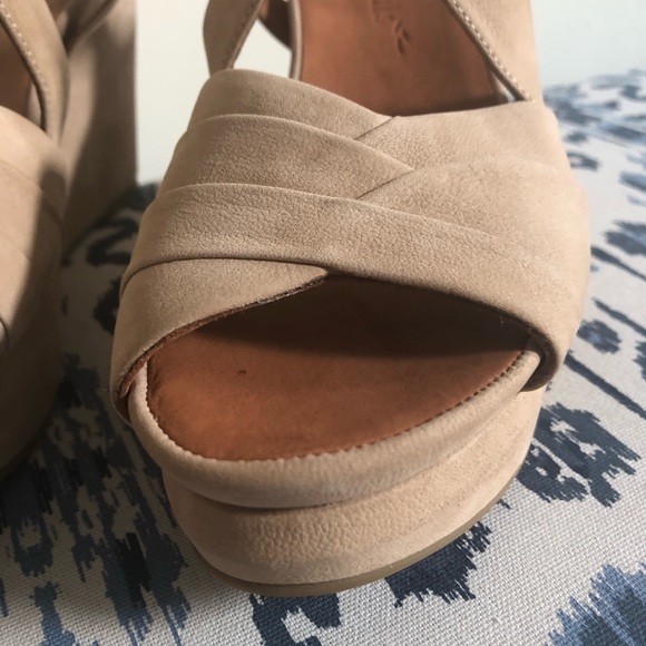 NWOT Gentle Souls suede platform sandals - Picture 4 of 10